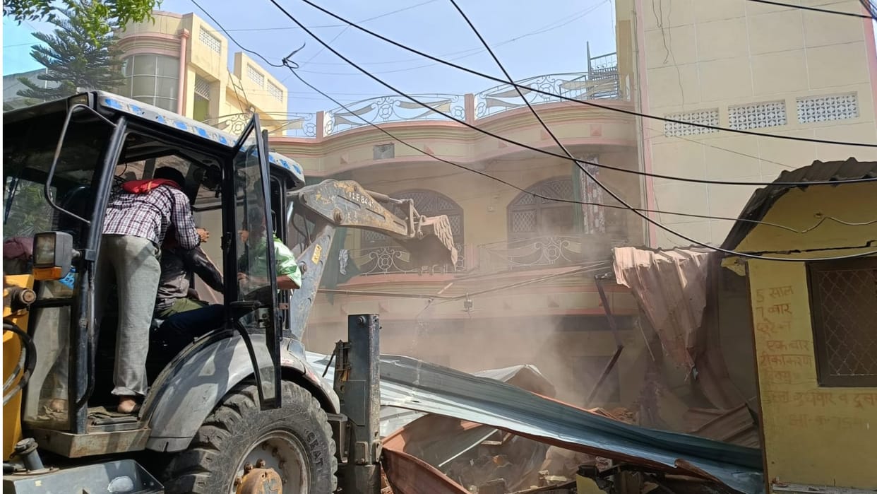 Bulldozer runs on the house of the murder accused in the capital Bhopal