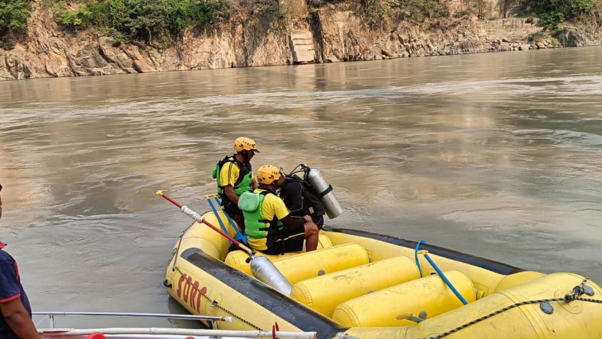 young man from Delhi was swept away in the Ganga while bathing near Laxman Jhula Rishikesh Uttarakhand News