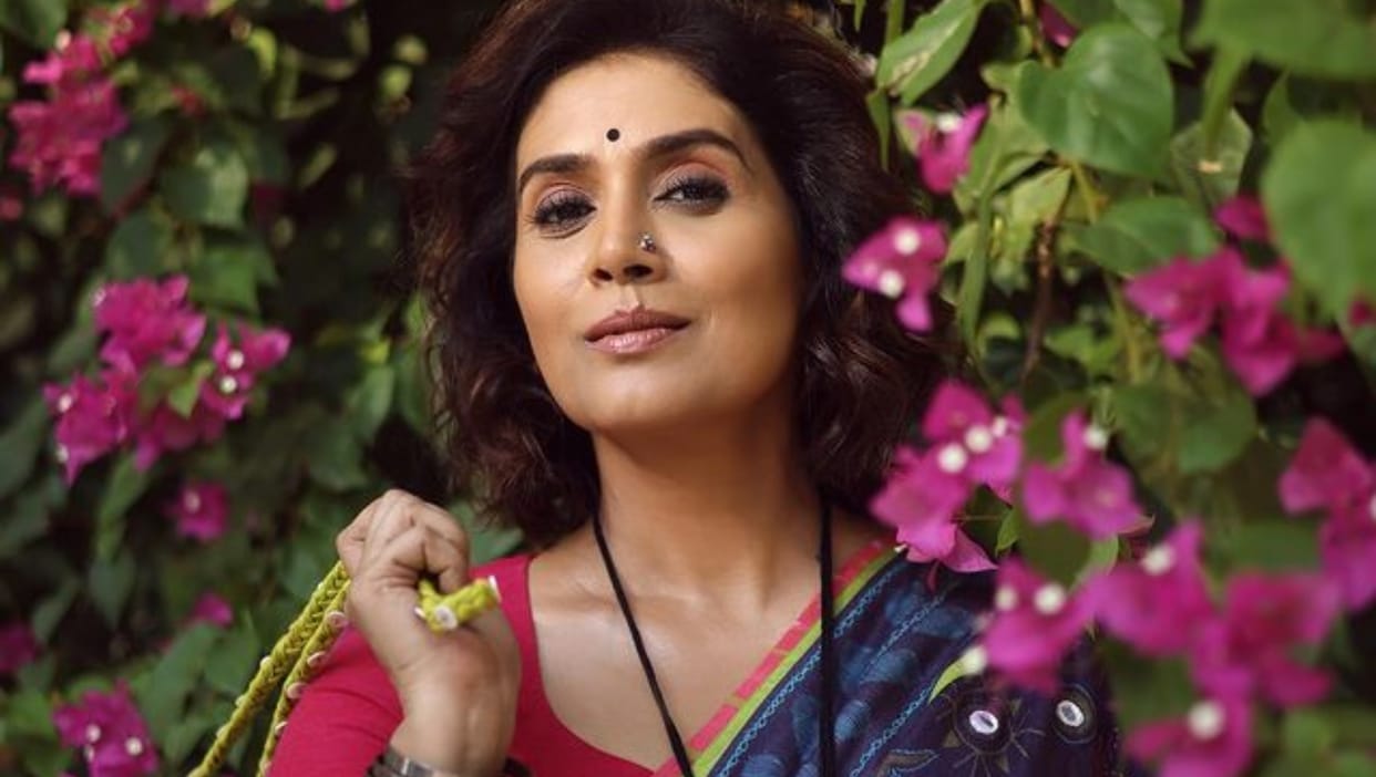 sonali kulkarni praised aamir khan for playing role of father in dangal