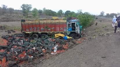 सड़क हादसे में पलटा ट्रक