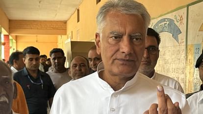 See Photos of Celebrities voting in Loksabha Election in Punjab