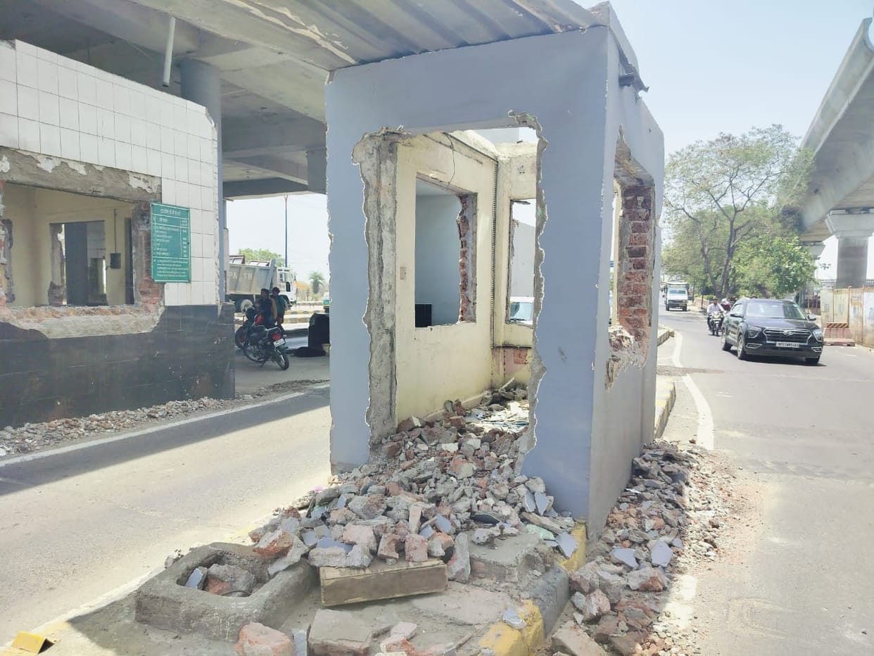 Indore: Toll tax ended last month, now the work of breaking the block which became a hindrance in traffic has