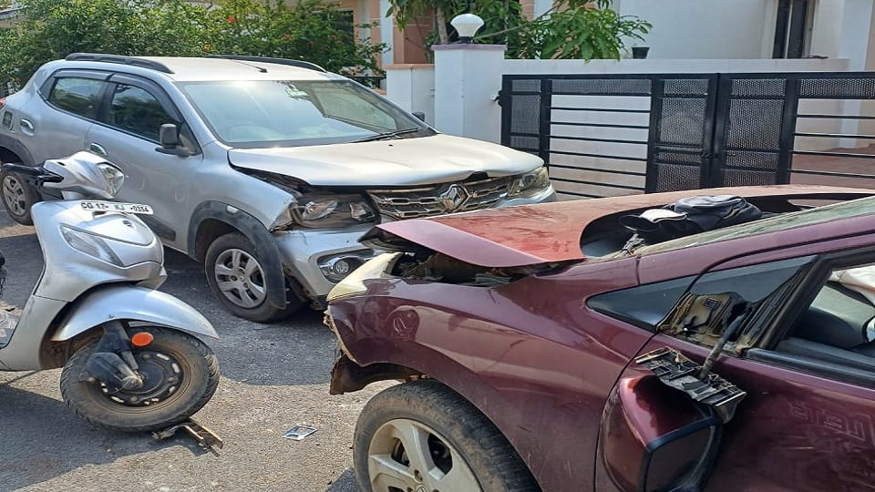 Bullying of a young man in colony hit several vehicles with his car in Jagdalpur