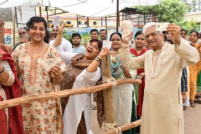 Hot Seat Varanasi lok sabha chunav voting latest unique photos of voting