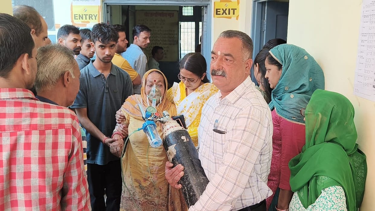 The elderly woman reached the polling booth with an oxygen cylinder, the Election Commission praised her
