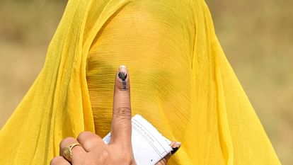 Faith in democracy: After the death of her husband, the woman first voted and then paid her last respects