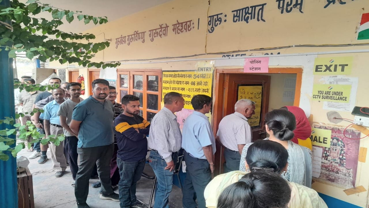 HP Lok Sabha Election Voting: Enthusiasm among youth, women and elderly for voting in Himachal, see photos
