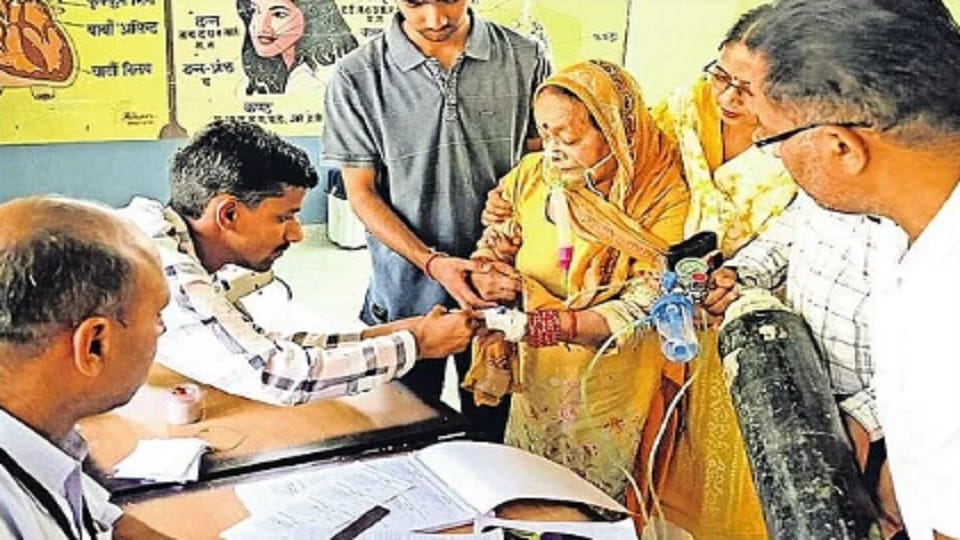 Himachal Elections: Some came with oxygen cylinders and some from abroad to vote.