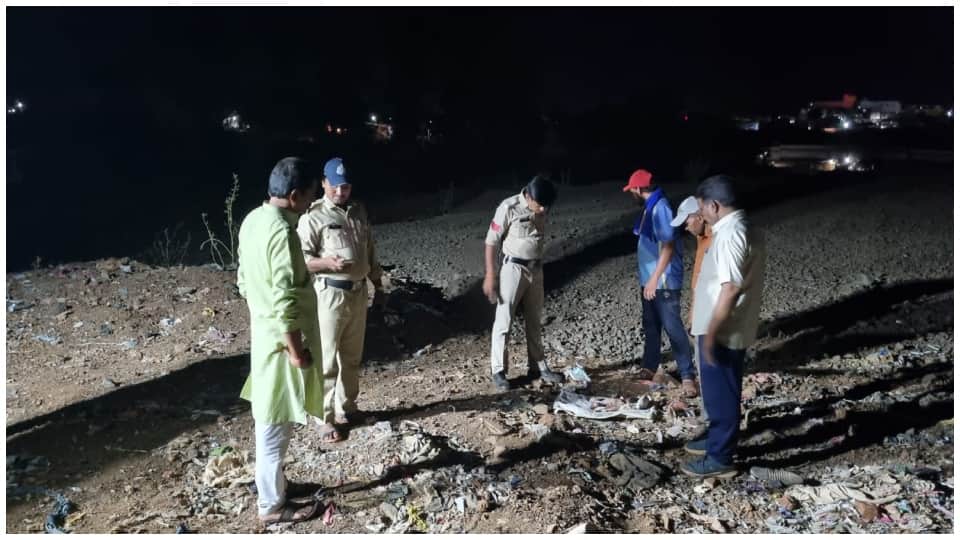 शव मिलने की सूचना पर पहुंची पुलिस।