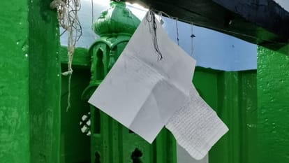 Muslim Devotees gathered Ghazi Miyan dargah in varanasi prayers and wishes being made by chadarposhi