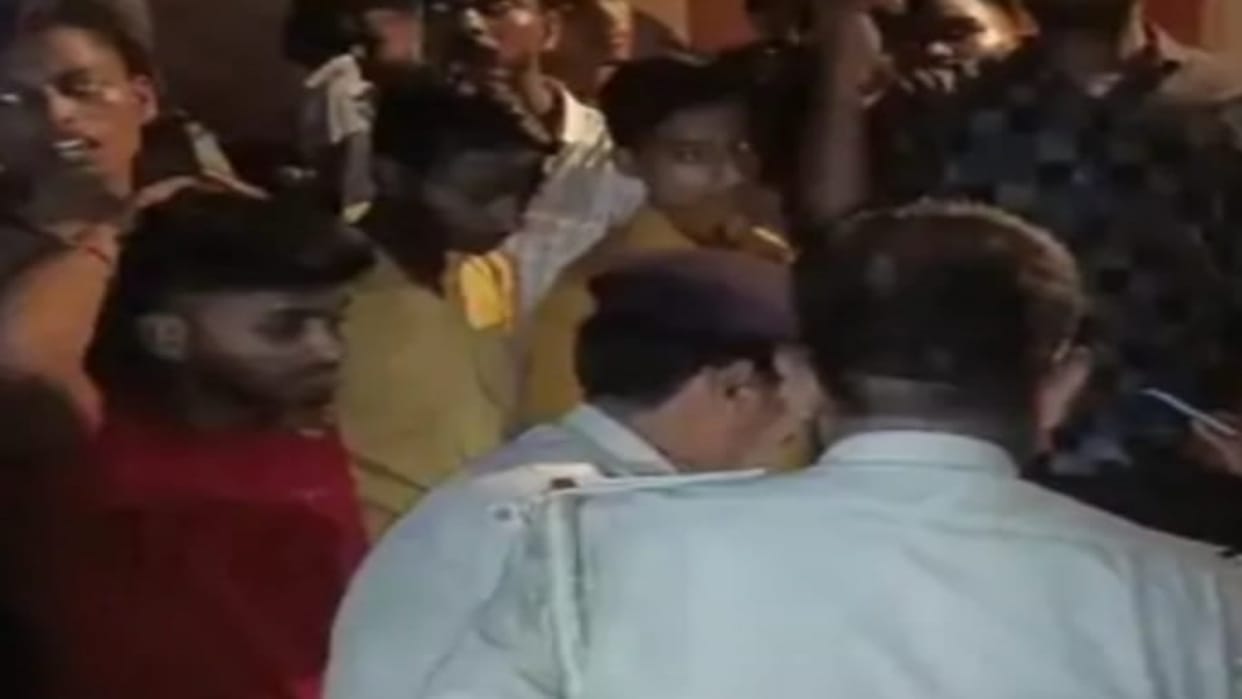 Bihar News: Bloody conflict over distribution of donation money of temple in Siwan, one priest killed