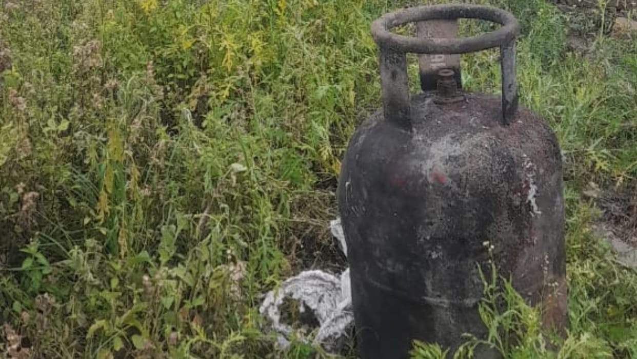 old man died after being burnt due to gas cylinder explosion in Lakhimpur kheri