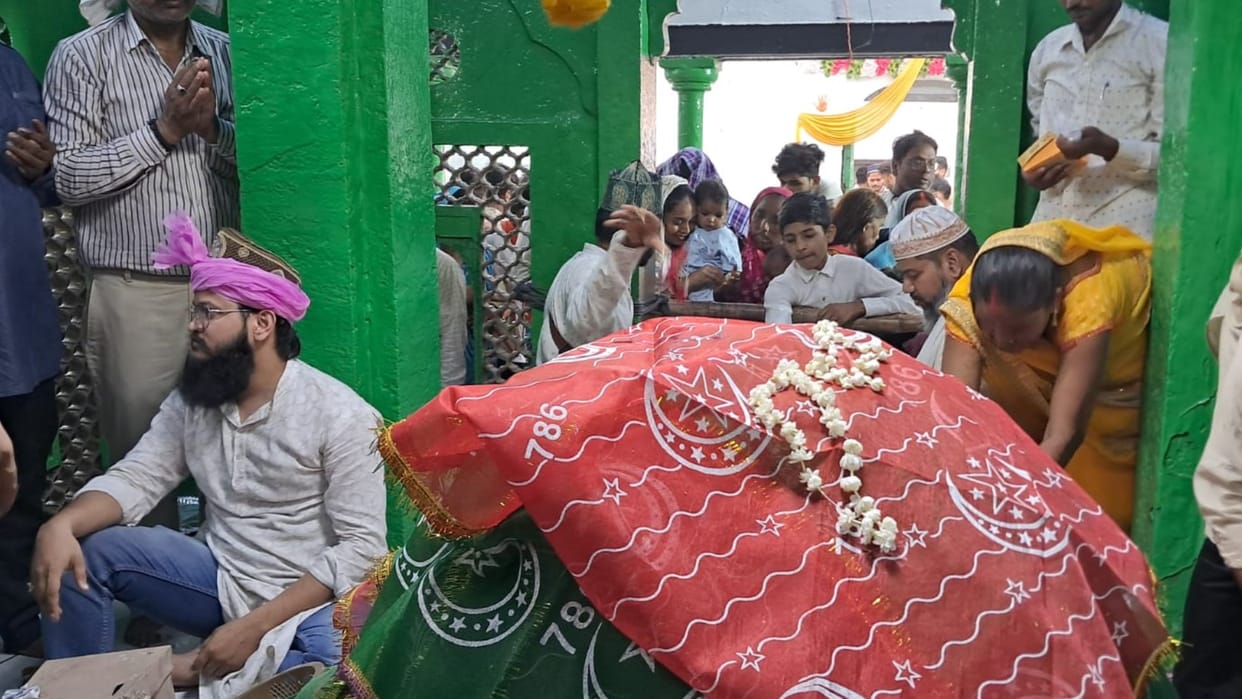 Muslim Devotees gathered Ghazi Miyan dargah in varanasi prayers and wishes being made by chadarposhi