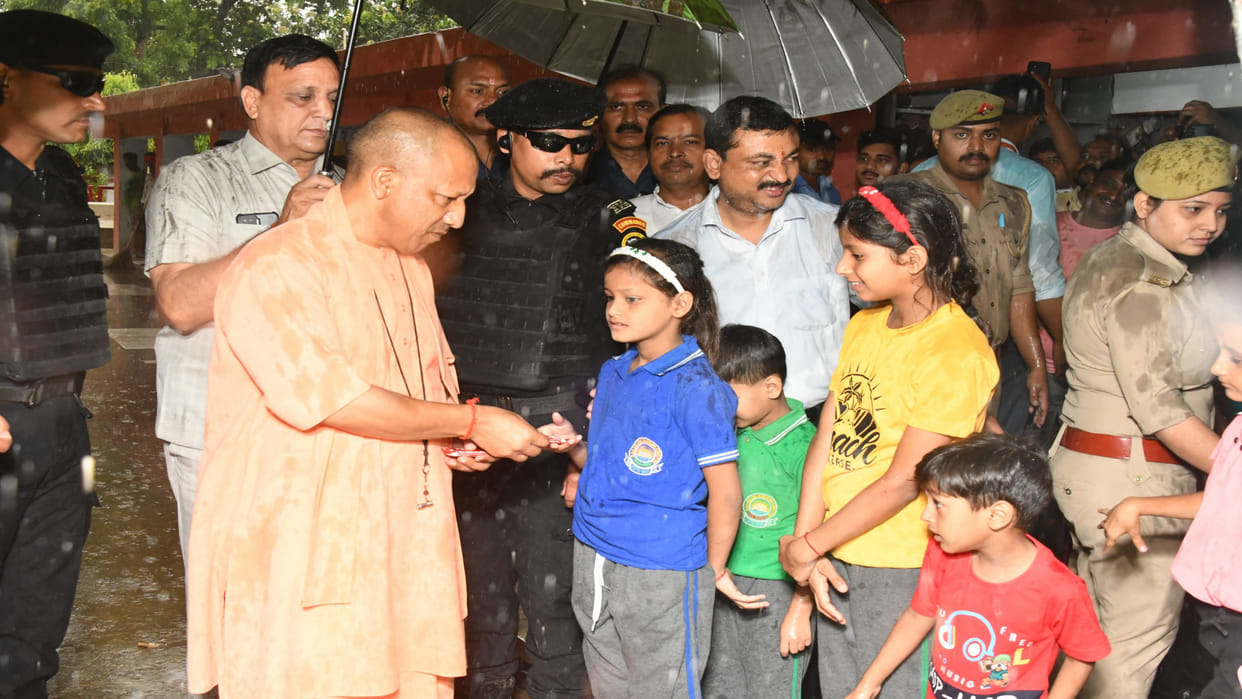 CM Yogi loved the children in Gorakhnath temple, did cow service after worshiping the Guru
