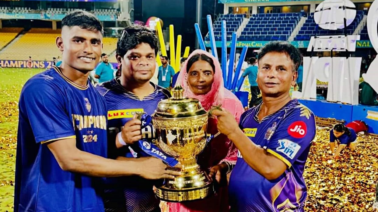 IPL 2024: Shakib Hussain reached home in Gopalganj after winning IPL final, villagers gave him a grand welcome