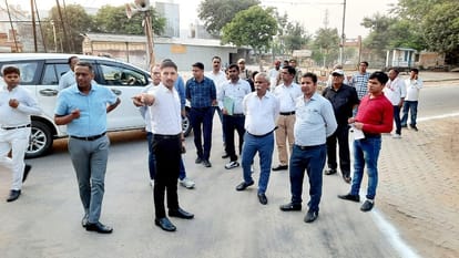 जिला निर्वाचन अधिकारी ने धनीपुर मंडी में मतगणना की तैयारियों का लिया जायजा