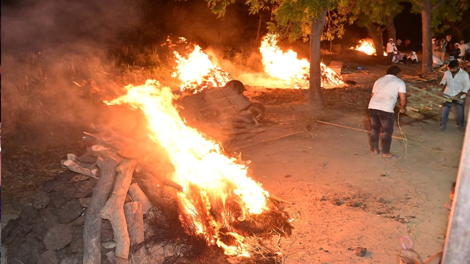 Jammu akhnoor bus accident News 11 pyres were burning simultaneously in Naya village of Aligarh