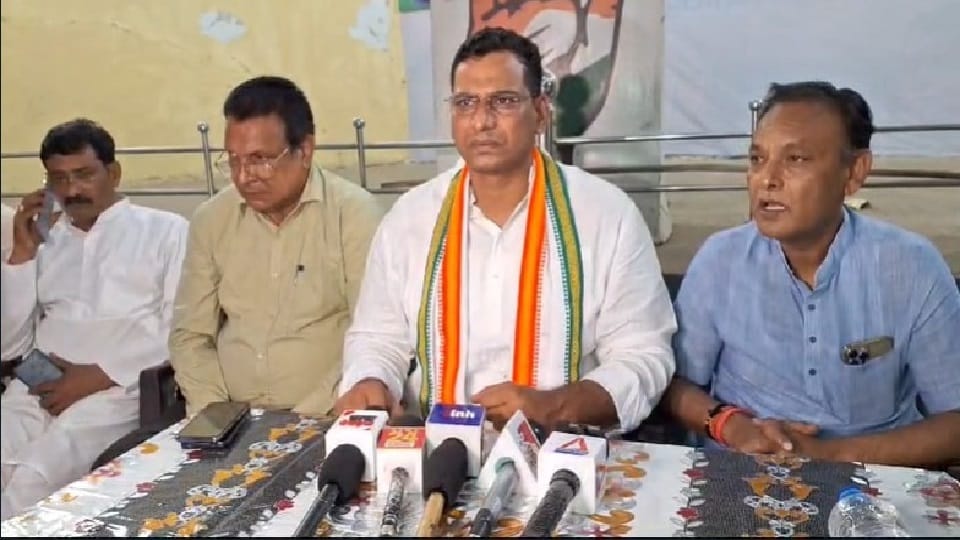 कांग्रेस प्रत्याशी ने चुनाव आयोग पर लगाए गंभीर आरोप