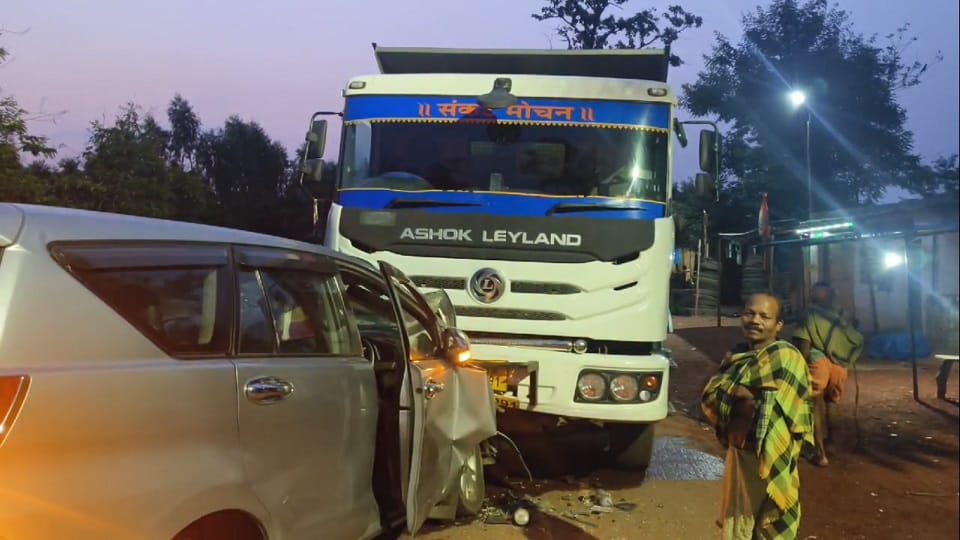Car collided with a parked truck two people injured in the accident in Jagdalpur