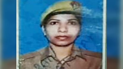 lady constable died after falling while trying to get off a moving train at Roza Railway Station