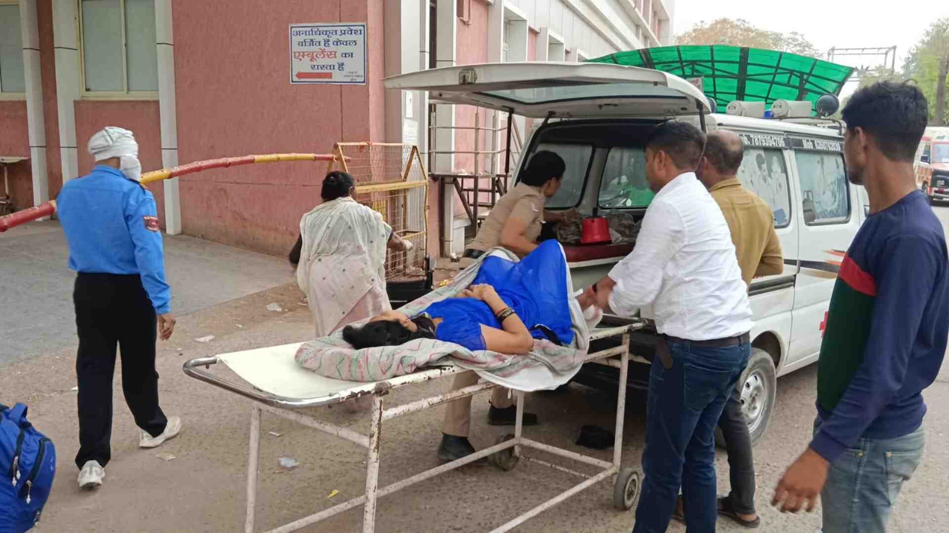महिला को लाया गया अस्पताल।