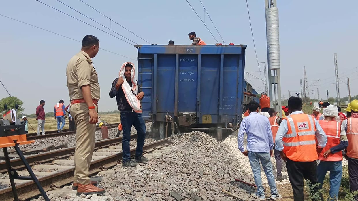 Fatehpur: Goods train bogie derailed due to coupling breakage
