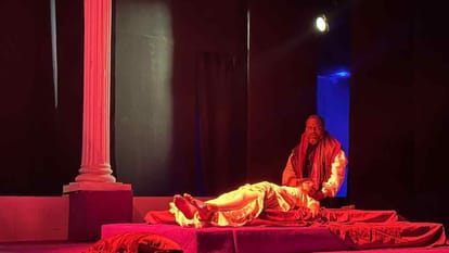 Panchayat series fame actor Durgesh Kumar plays Othello Hindi adaptation Prachi Patwari Himanshu Raj Talreja