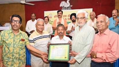 पर्यावरण मित्र शुभम वर्मा का सम्मान करते अतिथि