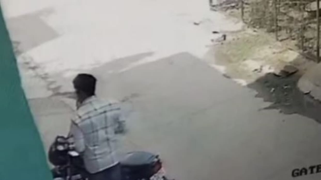 Alwar News: Thieves escaped with a bike parked outside the house, police is searching on the basis of CCTV
