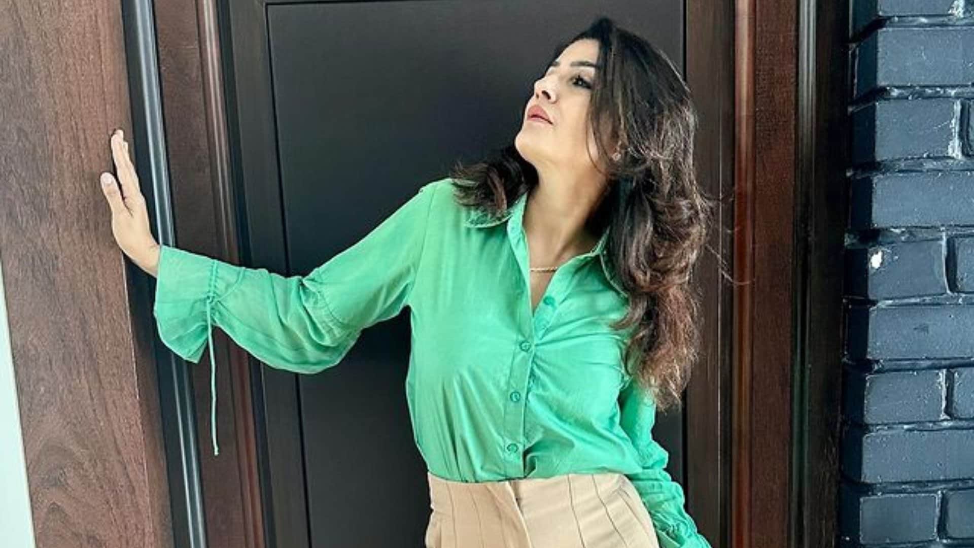 Raveena Tandon driver been accused of rash driving hitting three persons at Carter Road Shocking Video Viral