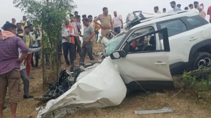 Bus overturns on Shahjahanpur road in Lakhimpur kheri