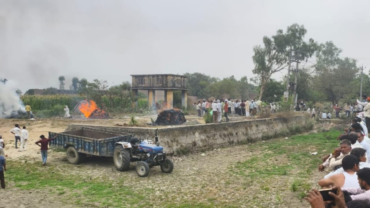 budaun road accident news four bodies were cremated together in Budaun