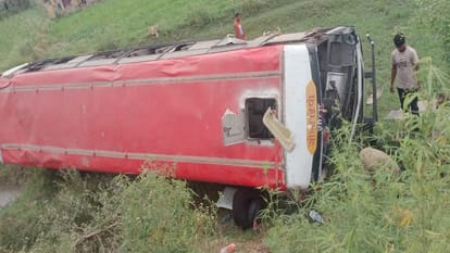 Bus overturns on Shahjahanpur road in Lakhimpur kheri