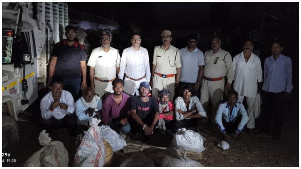 गिरफ्त में आरोपी।