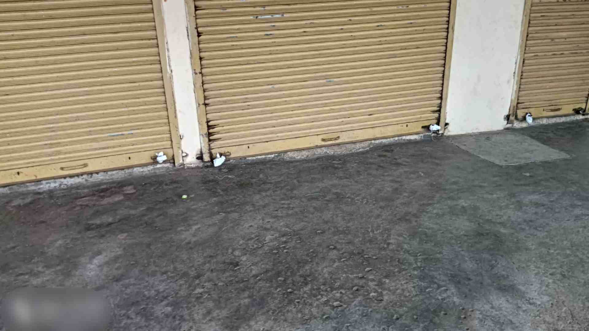 दुकानों पर लगा ताला।