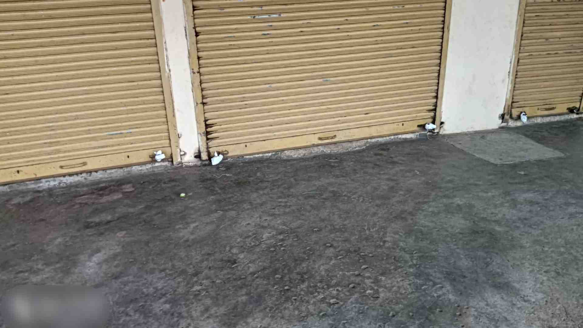 दुकानों पर लगा ताला।