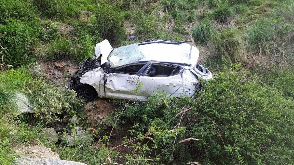 Chamba News Car fell into a ditch near Bhadiaroad on Mangala Jot road driver died