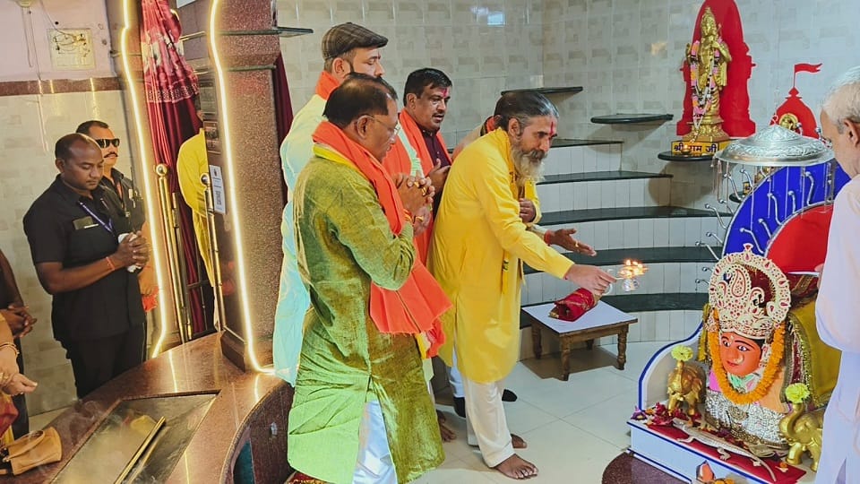 दर्शन करने मां गंगा मइया मन्दिर पहुंचे सीएम