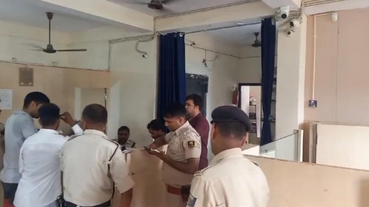 Bihar News : Criminals looted Rs 10 lakh from Central Bank in saran assaulted cashier bihar police.