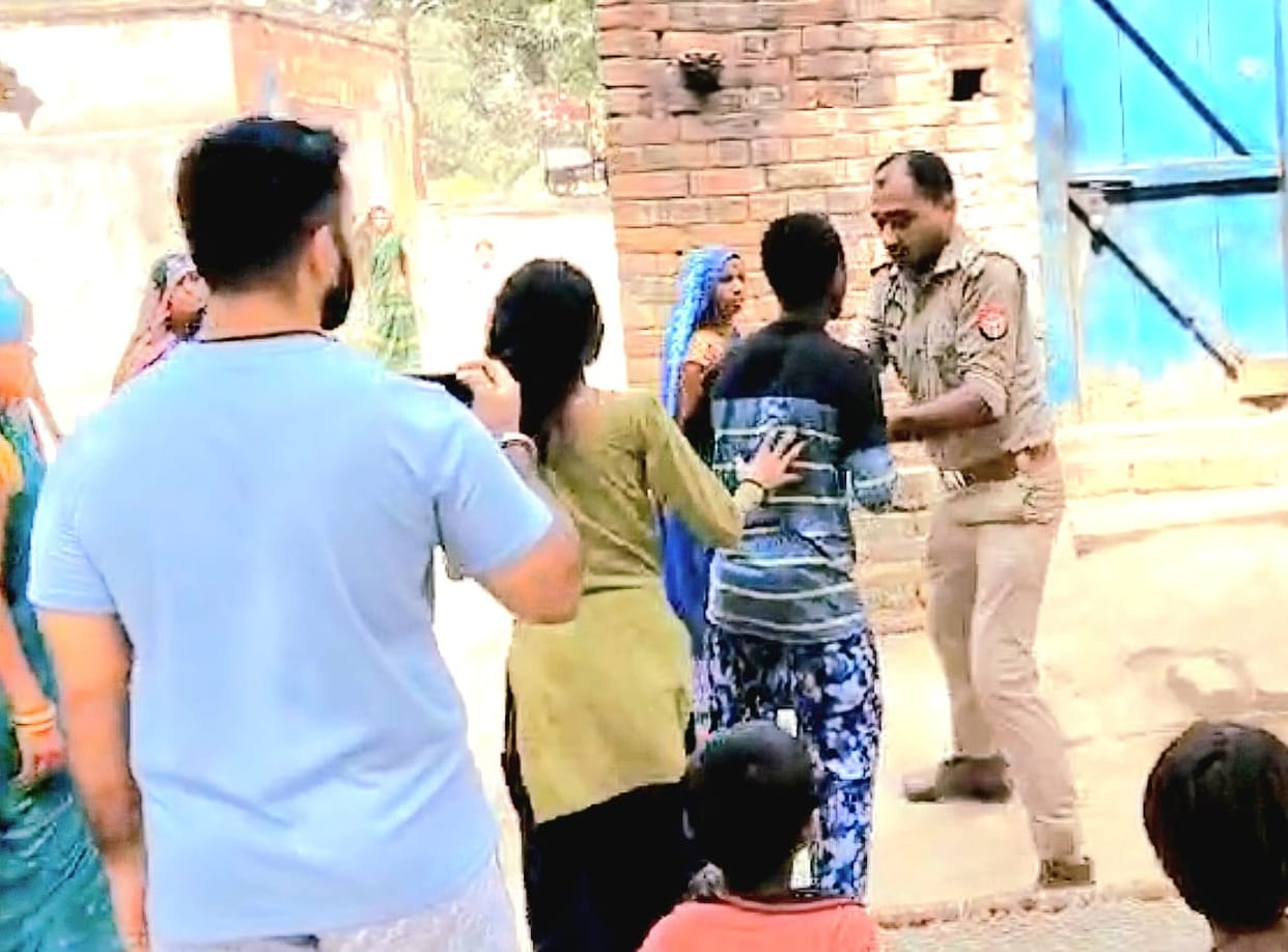 Women beat up police who come to arrest warrantee in varanasi