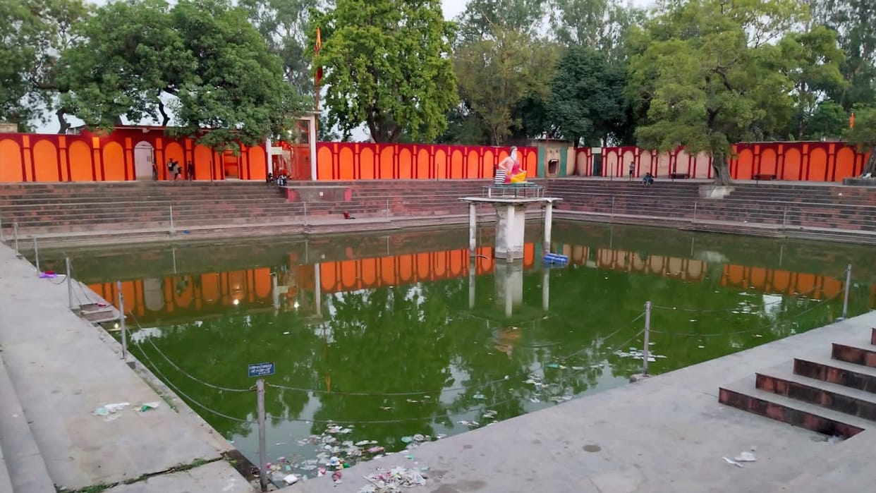Son dies by drowning in Dhopa Sarovar in front of his father