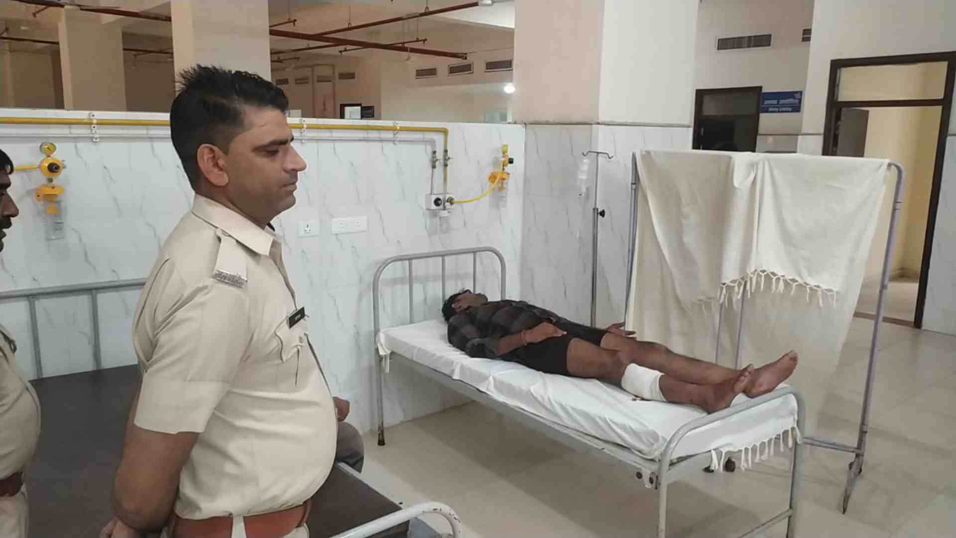 घायल होने के बाद अस्पताल लाया गया डकैत बंटी।