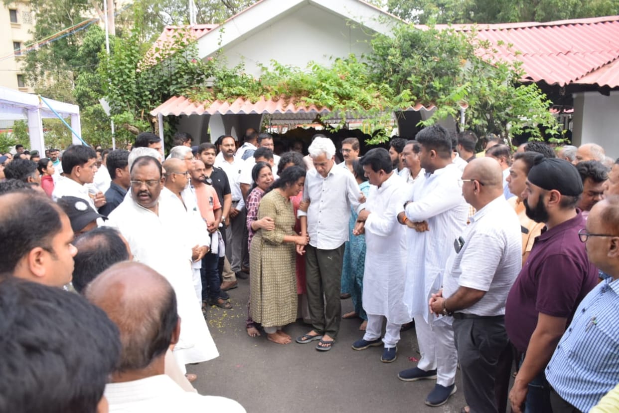 Jabalpur: Last rites of Collector's son Amol Saxena took place in a sad atmosphere, he died of heart attack.