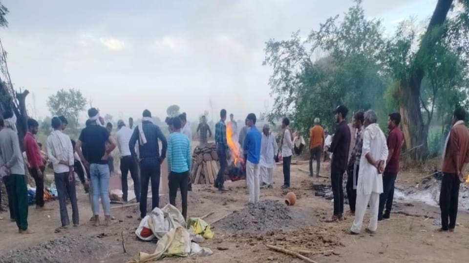 Jammu akhnoor Accident Five bodies were cremated on four pyres see photos