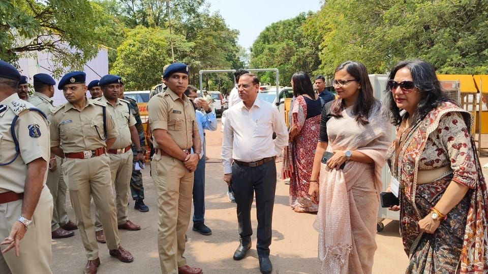 कलेक्टर और एसपी ने लिया मतगणना स्थल का जायजा