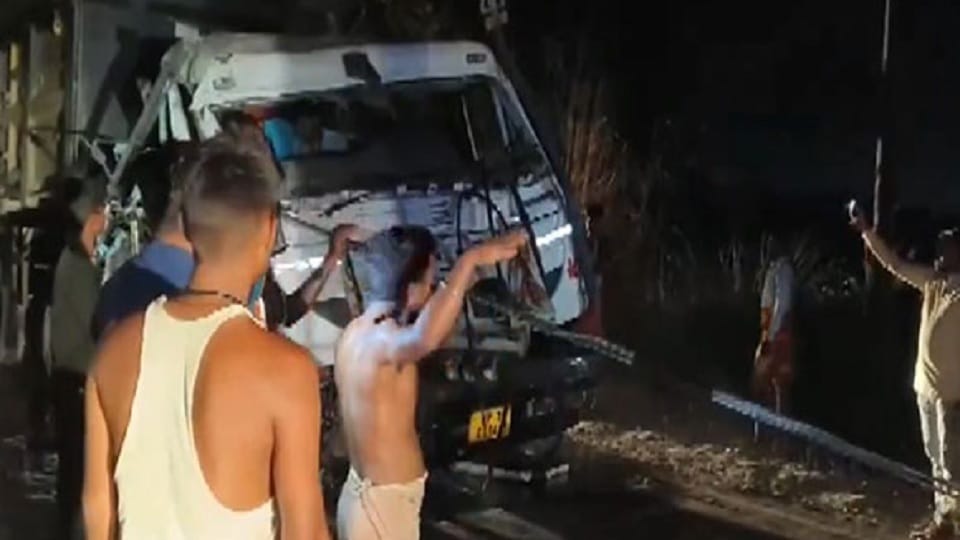 Many people injured after being hit by a truck in Kaushambi