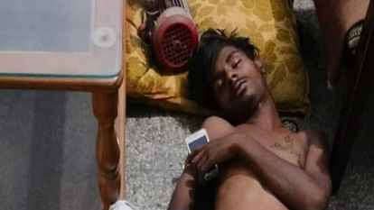 लखनऊ: नशे में धुत होकर चोरी करने गया चोर, सामान समेटा फिर सो गया, नींद खुली तो सामने पुलिस खड़ी थी Lucknow: The thief went to steal after getting drunk, collected the goods and then went to sleep,