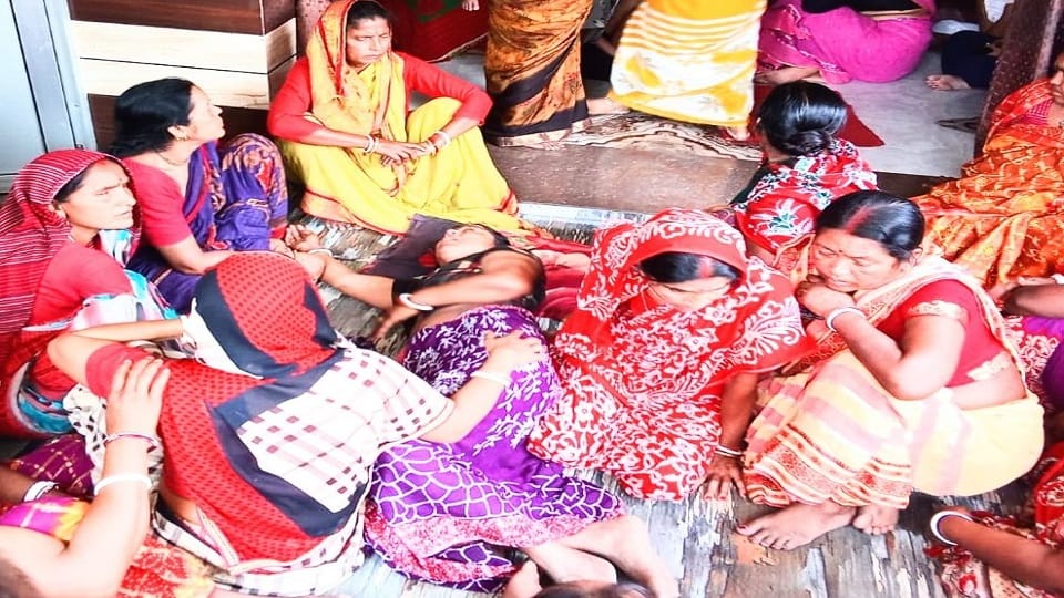 Uncle and nephew died due to electrocution in the electric wire installed in the field in dineshpur