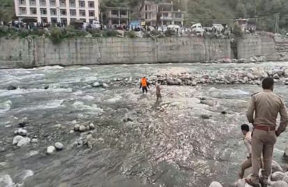 Manali Tourist News: फोटो खिंचवाते ब्यास नहीं में बह गईं ननद-भाभी, एक का शव मिला Two tourists drowned in Nehrukund and Bahhang in Manali