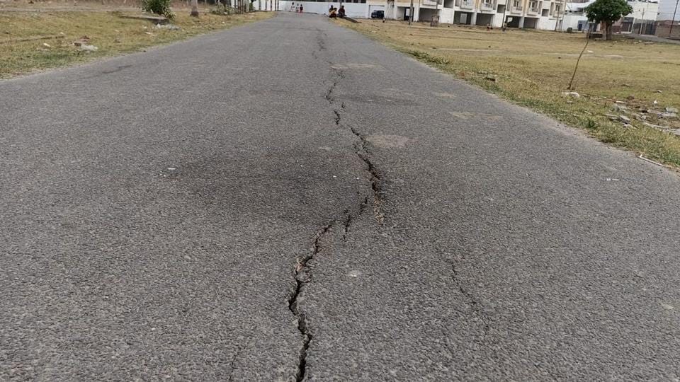 Weather: Due to extreme heat in Moradabad, road cracked, colony residents were shocked